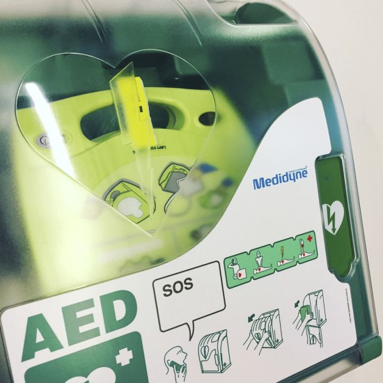 КОМПЛЕКТ АВД ZOLL AED PLUS + ШКАФ AIVIA S и табела